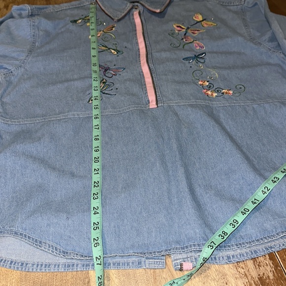 Sierra Pacific Denim Floral & Dragonfly Embroidered Top - Picture 8 of 14